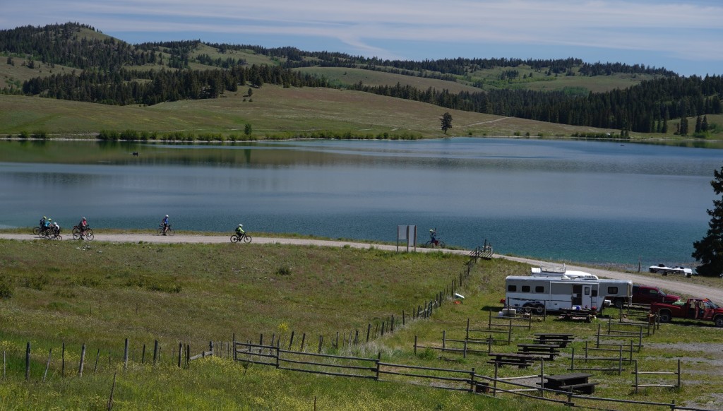 A motor home near a lake

Description automatically generated