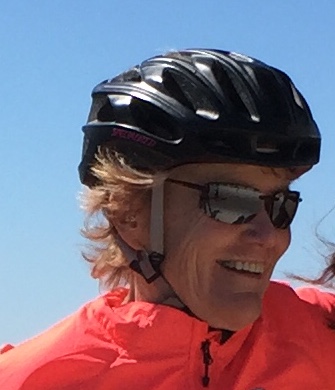 A person wearing a helmet and sunglasses

Description automatically generated