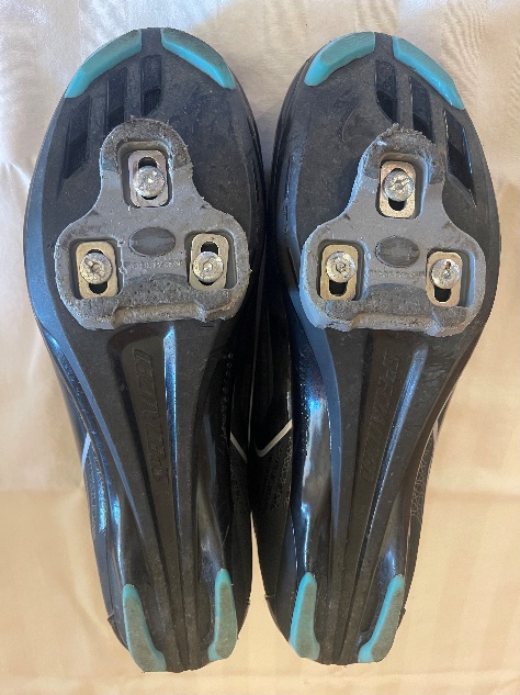 A pair of black and blue shoes

AI-generated content may be incorrect.