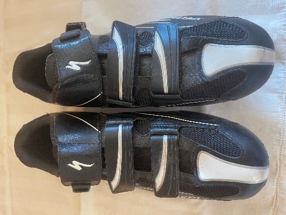 A pair of black and white shoes

AI-generated content may be incorrect.