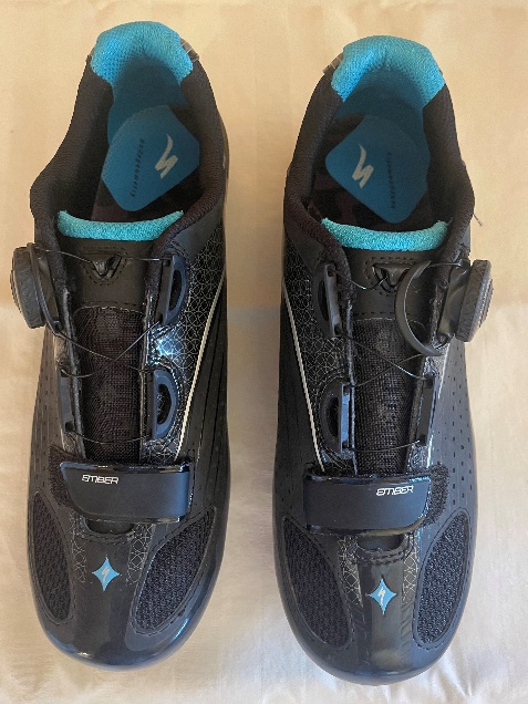 A pair of black shoes

AI-generated content may be incorrect.