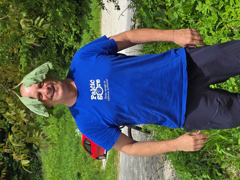 A person wearing a blue shirt and blue shorts

AI-generated content may be incorrect.